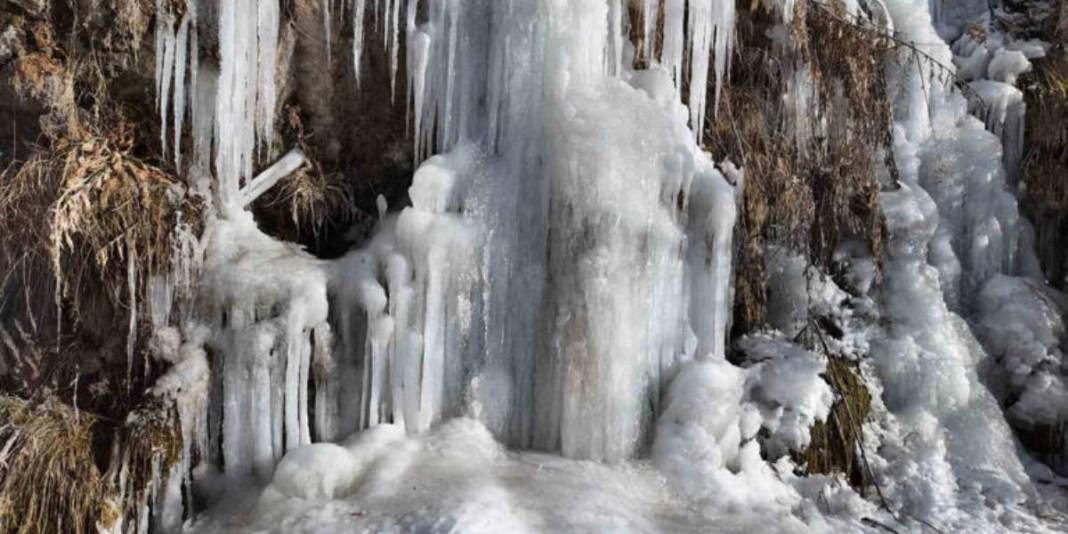 Karın kapattığı yollar açılınca herkes akın etti! Metrelerce buz sarkıtından görsel şölen: Kışın en büyüleyici manzarası 8